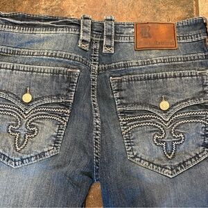 Rock Revival Distressed Denim Jeans Straight
Style: “Kyle”